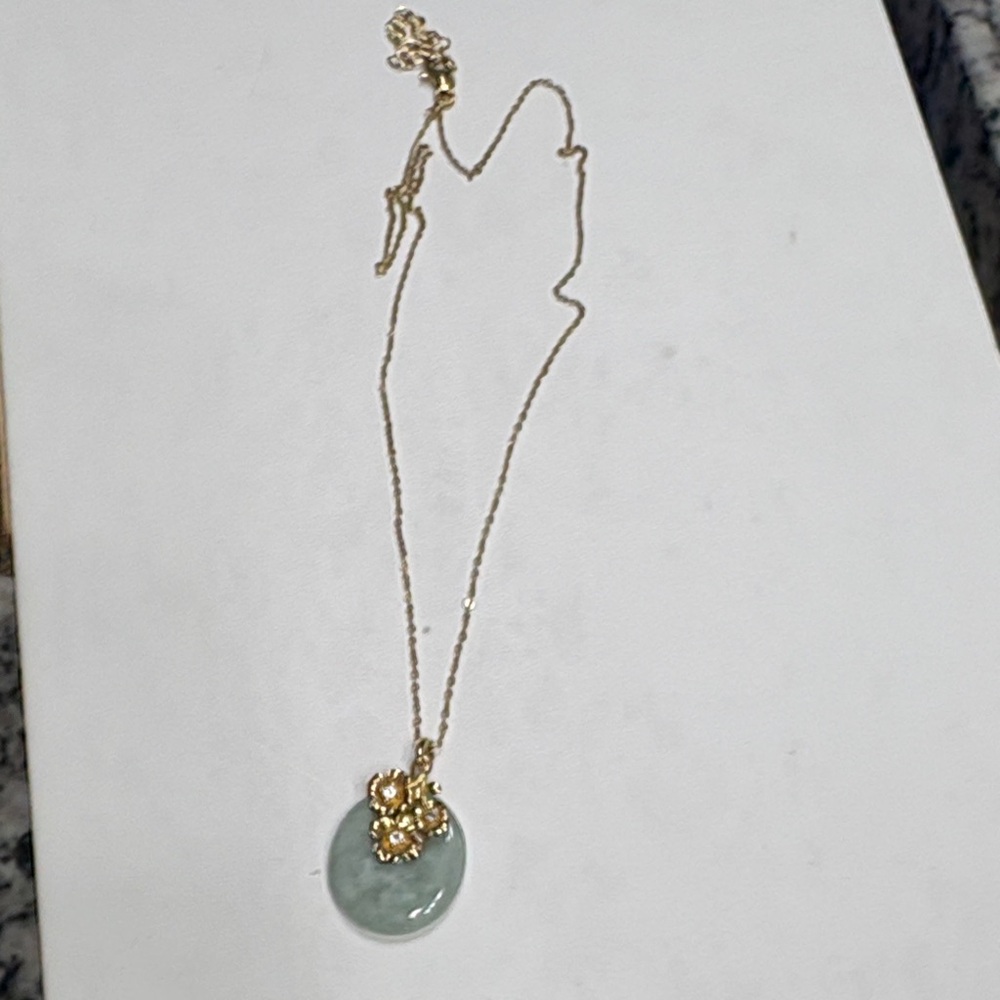 Elegant Gold and Green Pendant Necklace
